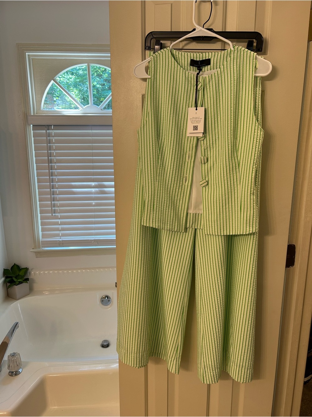 Sleeveless Light Green Striped Pantsuit - Elegant Two-Piece Set